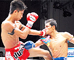 Darachai uses knee jabs to defeat Dechpitak in Suek Assawin Dum